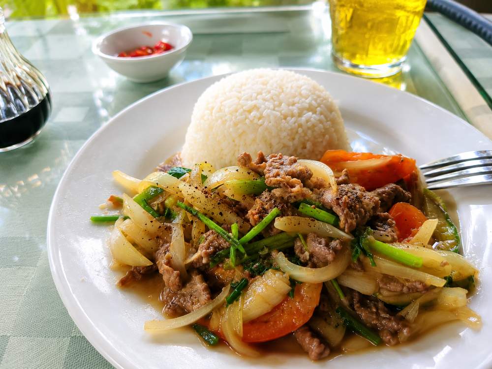 Nhà hàng và quán cà phê Việt ngoài trời với bàn gỗ